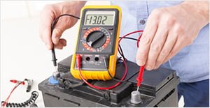 Comment tester une batterie. Relier les bornes noire et rouge d'un multimètre aux bornes de la batterie