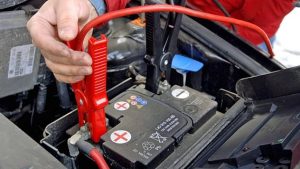 Branchements des pinces aux bornes d'une batterie de voiture ou camping-car