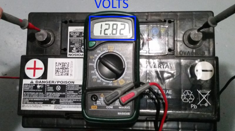 La tension normale d'une batterie voiture est d'environ 12,8 volts