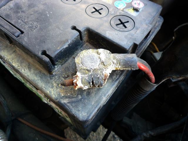 Bornes d'une batterie corrodées