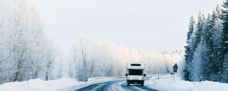 Camping-car sur route gelée
