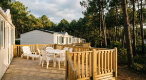 Terrasse mobil home camping Landes avec pins maritimes