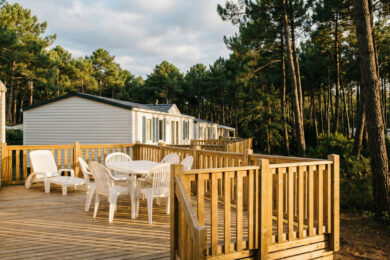 Terrasse mobil home camping Landes avec pins maritimes