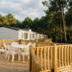 Terrasse mobil home camping Landes avec pins maritimes