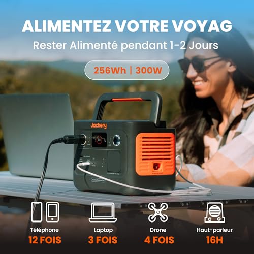 Femme utilisant station électrique Jackery 256Wh sur table camping avec ordinateur portable