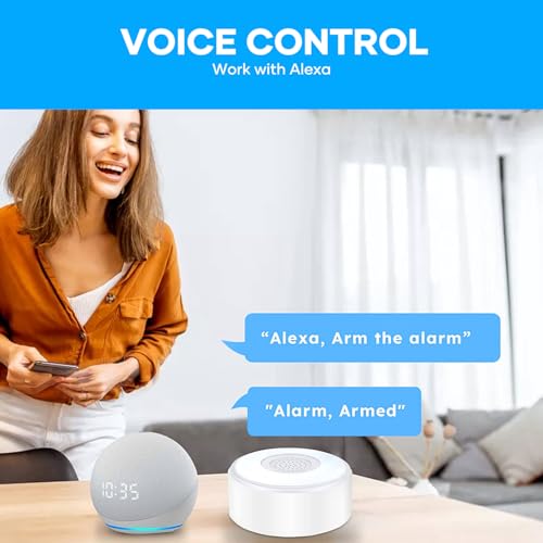 Femme utilisant commande vocale Alexa pour activer alarme maison AGSHOME depuis canapé