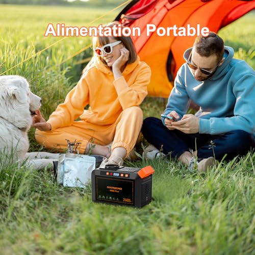 Couple utilisant la station MARBERO devant leur tente orange en camping nature