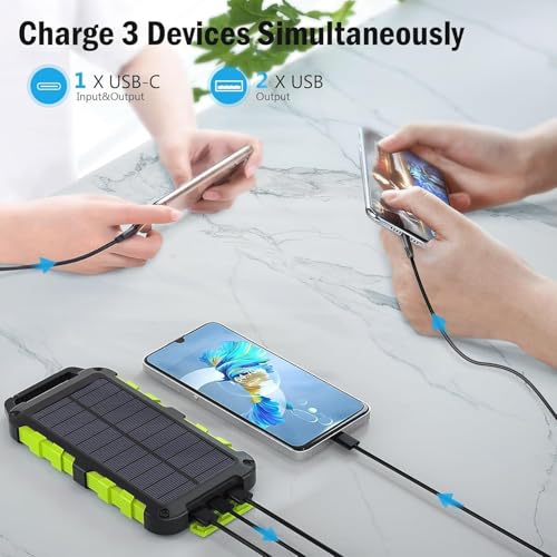Batterie externe chargeant simultanément 3 smartphones avec ports USB-C et USB classiques