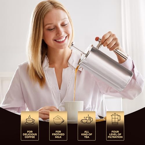 Femme souriante versant du café depuis la cafetière KICHLY avec 4 modes préparation possibles indiqués