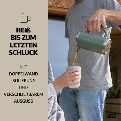 Personne versant du café depuis la cafetière isotherme Campo Libre avec bec verseur