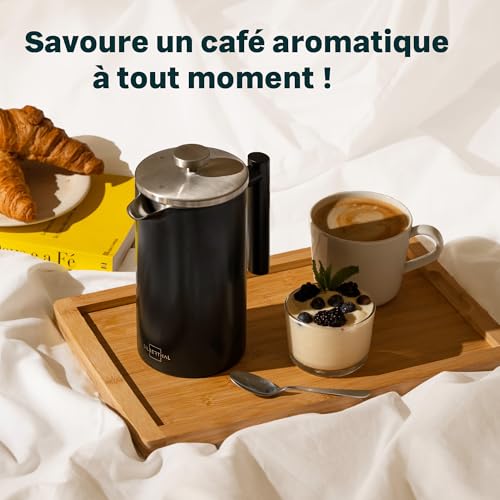 Cafetière SILBERTHAL sur plateau bois avec croissant tasse café grains ambiance petit-déjeuner