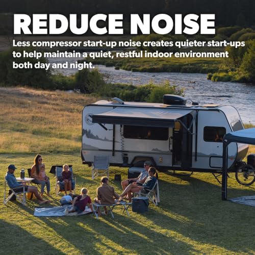 Camping-car en soirée avec famille illustrant fonctionnement silencieux climatisation SmartStart Dometic
