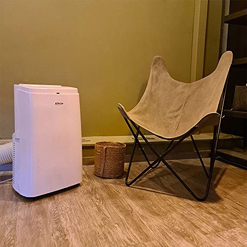 Climatiseur mobile Airton en situation dans salon moderne avec fauteuil design parquet bois