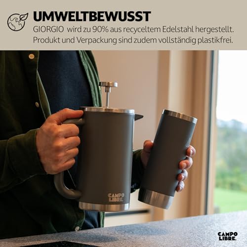 Homme tenant cafetière Giorgio et tasse isotherme assortie devant fenêtre