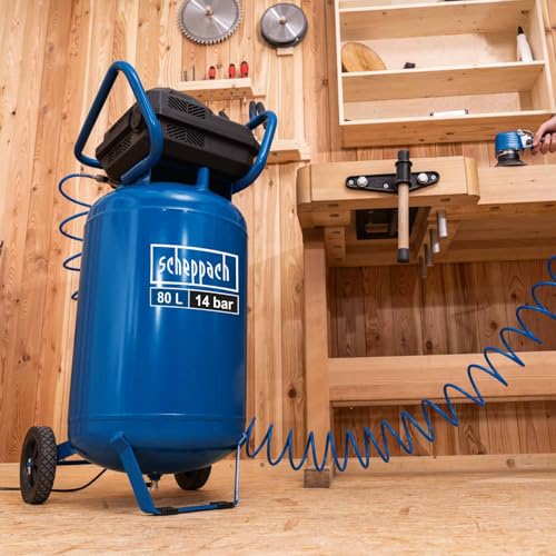 Compresseur Scheppach HC85V en atelier menuiserie avec tuyau spirale bleu raccordé