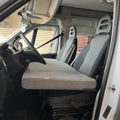 Coussin ergonomique installé sur siège conducteur camping-car finition gris bicolore
