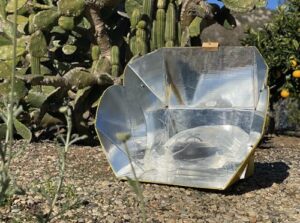 Cuiseur solaire SolCook déployé dans un environnement désertique avec cactus