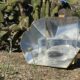 Cuiseur solaire SolCook déployé dans un environnement désertique avec cactus