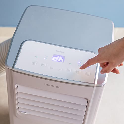 Doigt pointant écran LED tactile climatiseur Cecotec affichant température et modes