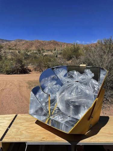 Four solaire SolCook avec sac de cuisson transparent en plein désert