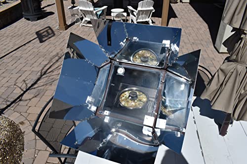 Four solaire Sun Oven en utilisation sur une terrasse avec deux plats en cuisson