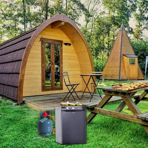 Frigo gaz SMETA installé en extérieur près de pods camping avec table pique-nique