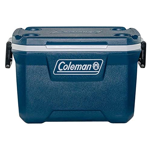 Vue frontale glacière Coleman Xtreme bleue fermée avec système de fermeture visible