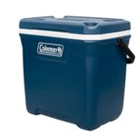 Glacière Coleman Xtreme 26 litres bleue avec poignée noire vue de trois quarts