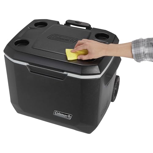 Nettoyage facile du couvercle de la glacière Coleman avec une éponge jaune