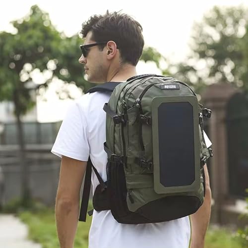 Randonneur portant le sac à dos solaire NQYZZFA en extérieur