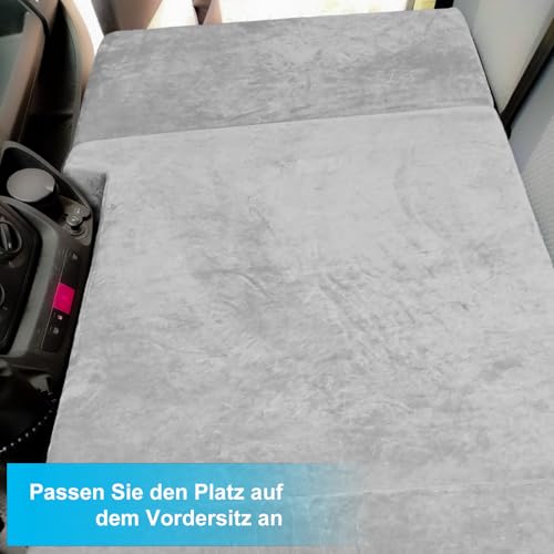 Matelas installé dans cabine camping-car entre sièges avant créant couchage supplémentaire