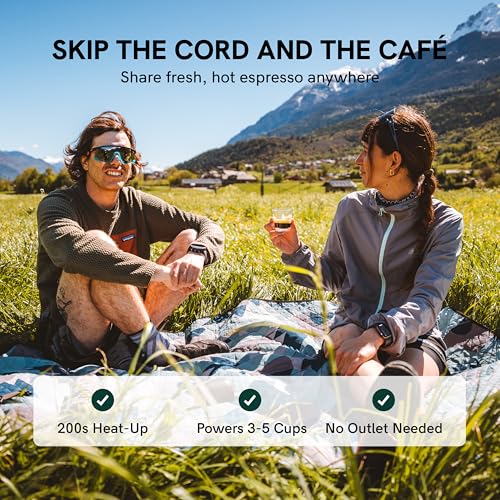 Couple camping montagne utilisant OutIn Nano expresso portable nature randonnée sans prise