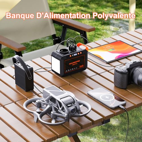 Station MARBERO utilisée en camping sur table extérieure avec panneau solaire et appareils connectés