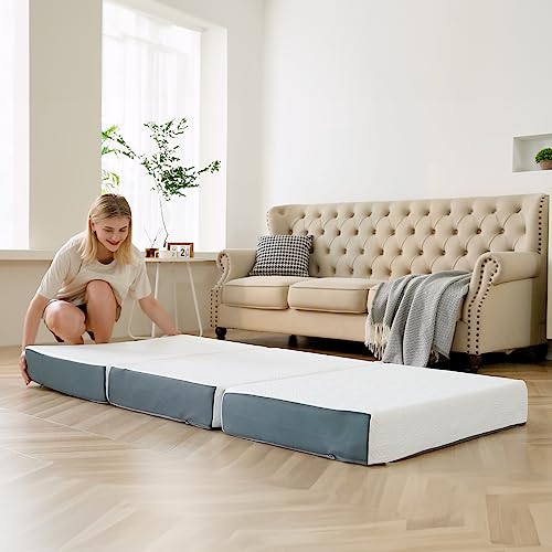 Femme utilisant le matelas pliable Vesgantti comme tapis de sol dans un salon moderne