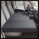 Matelas pliable noir installé dans cabine camping-car Ducato avec sièges d'origine