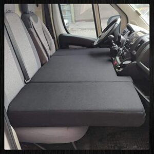 Matelas pliable noir installé dans cabine camping-car Ducato avec sièges d'origine