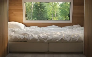 Intérieur de camping-car avec matelas confortable et lumière naturelle du matin