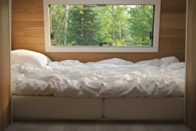 Intérieur de camping-car avec matelas confortable et lumière naturelle du matin