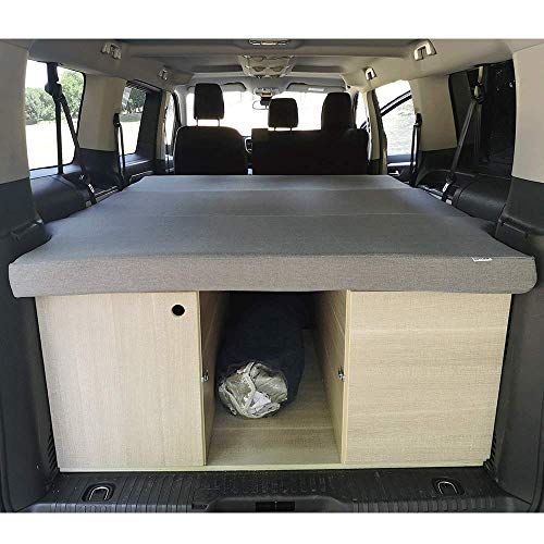 Matelas installé dans Citroën SpaceTourer avec meuble de rangement bois intégré