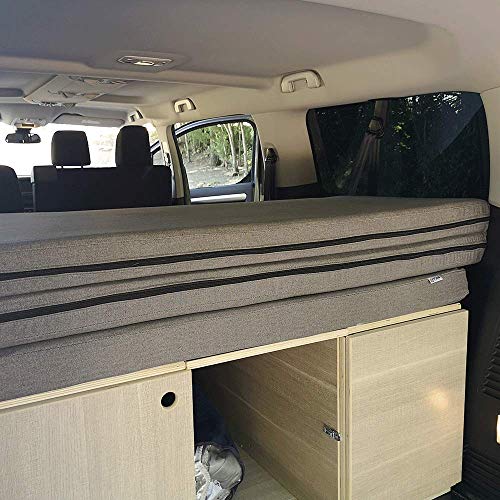 Matelas plié en configuration compacte sur meuble dans Toyota Proace Verso