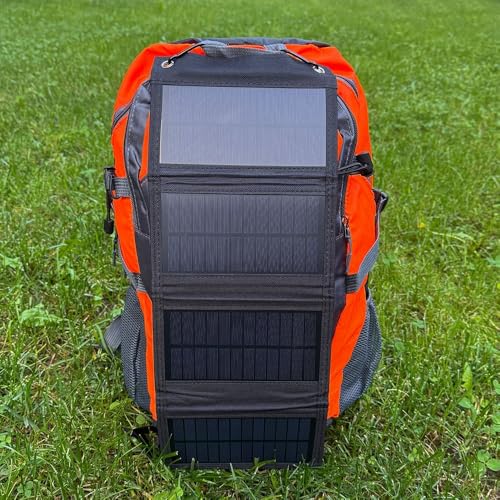 Vue arrière sac à dos orange avec panneau solaire 4 sections intégré sur pelouse