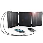 Panneau solaire pliable BigBlue 21W avec 3 panneaux et 2 ports USB chargeant des smartphones