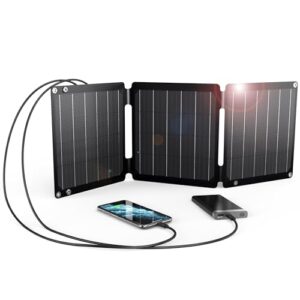Panneau solaire pliable BigBlue 21W avec 3 panneaux et 2 ports USB chargeant des smartphones