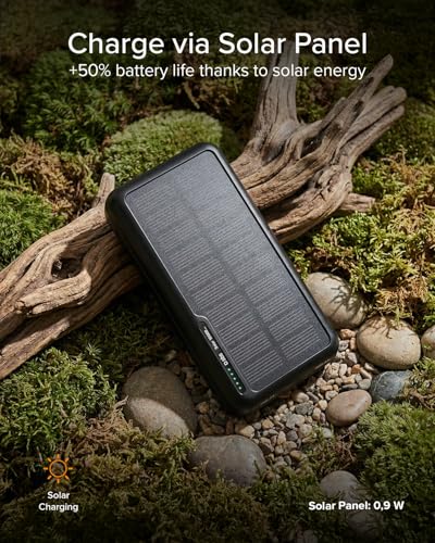Power bank en charge solaire outdoor sur mousse avec panneau 0,9W visible et environnement naturel