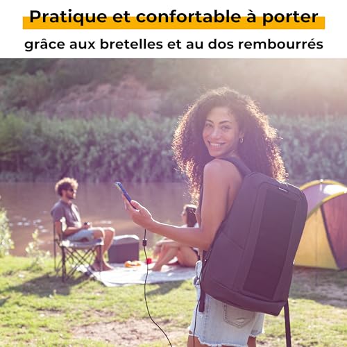 Femme portant sac à dos solaire Sunnybag en camping avec bretelles rembourrées ergonomiques
