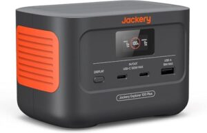 Station d'énergie portable Jackery Explorer 100 Plus grise et orange avec écran LCD et ports USB