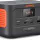 Station d'énergie portable Jackery Explorer 100 Plus grise et orange avec écran LCD et ports USB