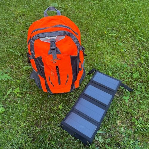 Sac à dos orange avec panneau solaire 4 sections déployé sur pelouse verte