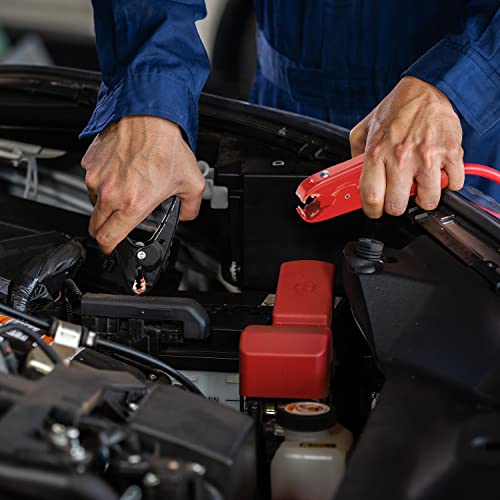 Mécanicien connectant les câbles de démarrage Energizer sur une batterie de voiture
