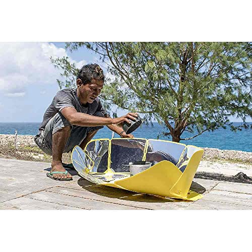 Homme utilisant le cuiseur solaire Sungood sur une plage ensoleillée près de la mer